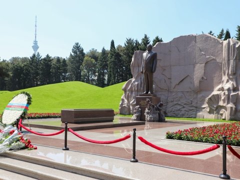 ADU kollektivi Ulu Öndərin məzarını ziyarət edib - FOTOLAR