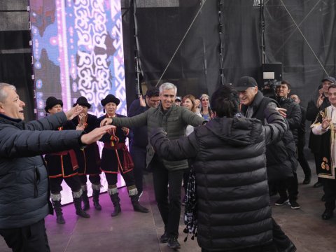 Sənət adamları və rəsmilər Cıdır düzündə rəqs etdilər - FOTO