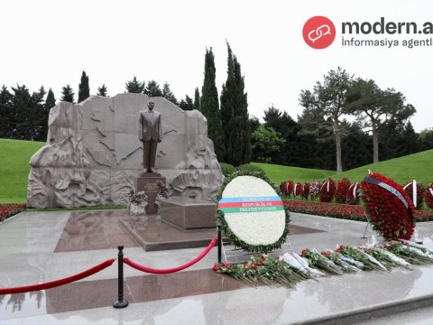 Dövlət rəsmiləri Heydər Əliyevin məzarını ziyarət edib - FOTOLAR