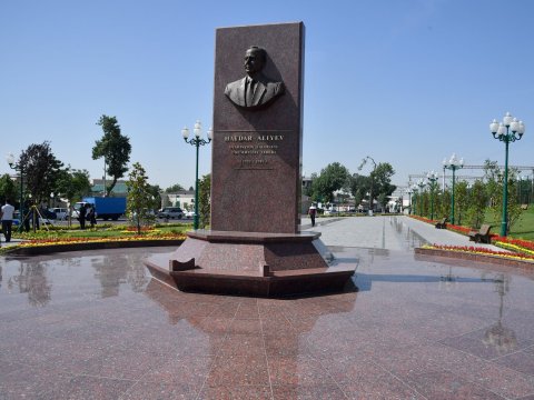 Özbəkistan XİN başçısı Heydər Əliyevi andı - FOTO