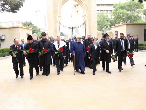 Dini konfessiya rəhbərləri Heydər Əliyevin məzarını ziyarət edib