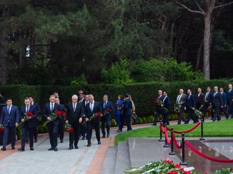 Nazirlik əməkdaşları Ulu Öndərin məzarını ziyarət edib