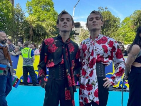 Əkizləri niyə tənqid edirik: “Ən ədəbli geyinən elə onlar idi…”