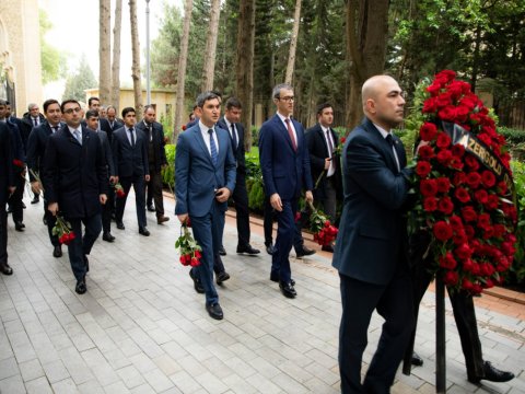 “AzerGold”un kollektivi Heydər Əliyevin məzarını ziyarət edib - FOTO