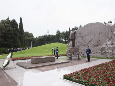 Dövlət Agentliyinin kollektivi Heydər Əliyevin məzarını ziyarət edib