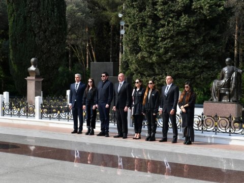 Prezident və ailəsi Heydər Əliyevin məzarını ziyarət edib - FOTO