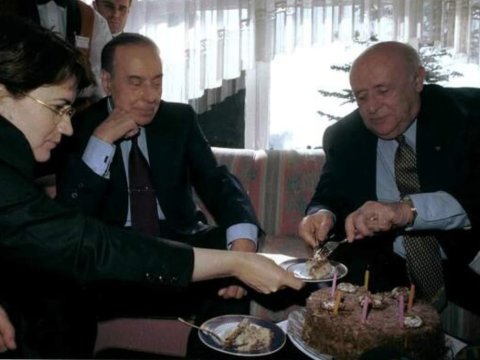 Bir şəklin tarixçəsi: Heydər Əliyev və Akşener Dəmirəlin ad günündə