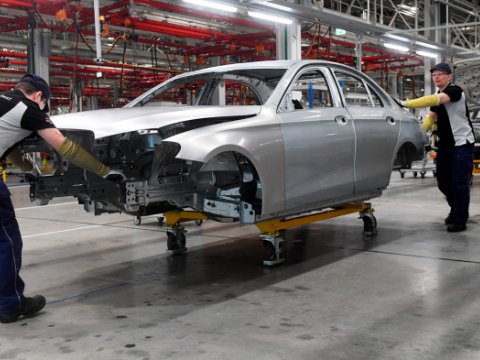 “Mercedes”in zavoduna silahlı hücum – Ölənlər var