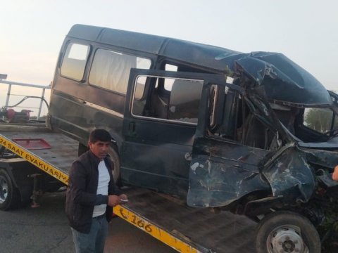 Fəhlələri daşıyan mikroavtobus qəzaya uğradı - 8 yaralı 