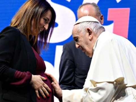 Qadına dedim ki, uşaqlar acdır, sən itlə gəlirsən - Roma Papası