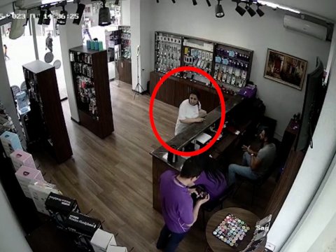 Gözəllik salonundan oğurluq etmək istədi - Anbaan görüntülər