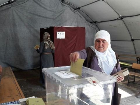 Zəlzələ bölgəsinin sakinləri belə səs verir