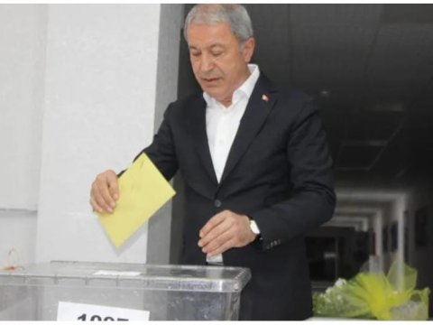 Bu seçki gələcəyimizə töhfə verəcək - Hulusi Akar