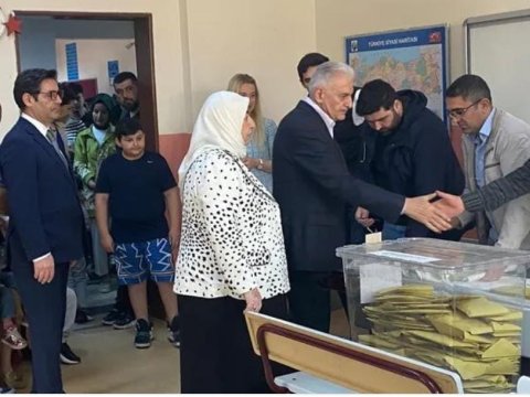 Səs vermək üçün yarım saat növbə gözlədik - Binəli Yıldırım