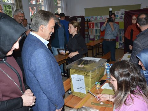 Abdullah Gül seçki ilə bağlı sualları cavablandırdı