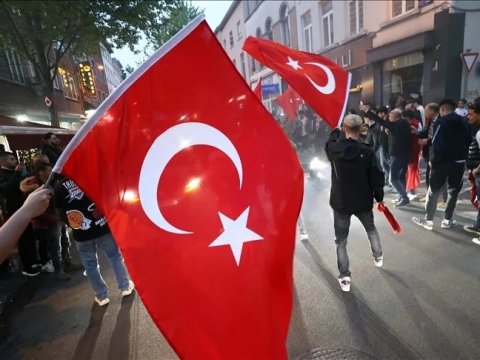 Ərdoğanın tərəfdarları Brüsseldə küçələrə axışdı - FOTO