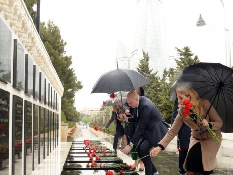 Xorvatiyalı deputatlar Fəxri və Şəhidlər xiyabanında - FOTO