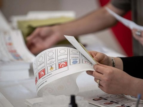 İncenin partiyasında kütləvi İSTEFALAR