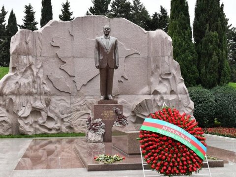 Spikerlər Heydər Əliyevin məzarını və Şəhidlər xiyabanını ziyarət edib