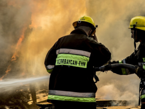Bakıda ev yandı