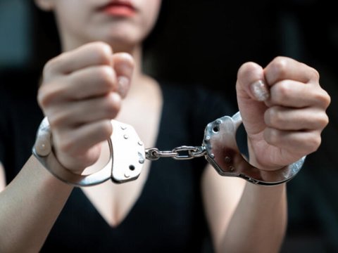 Ərinin başını kəsən qadının məhkəməsi BAŞLAYIR