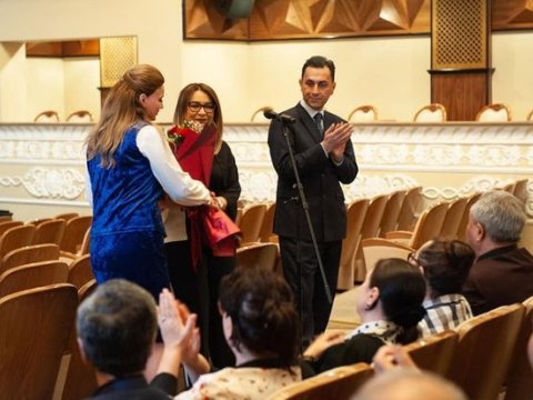 Mehriban Ələkbərzadə kollektivə təqdim olunub - FOTO