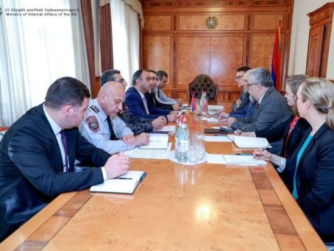 ABŞ rəsmisi Ermənistanın DİN rəhbəri ilə görüşdü