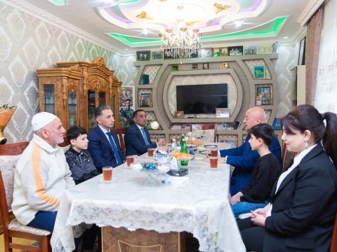 Nazir Ağcabədidə şəhid ailəsini ziyarət edib