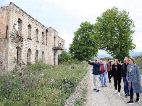 Xorvat deputatlar azad edilən ərazilərə səfər edib