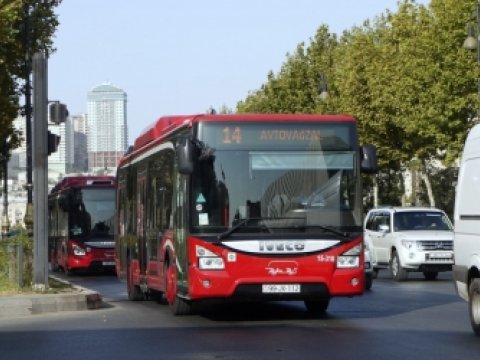 Bakıda 211 avtobus tıxacda qaldı