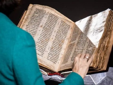 Mindən çox yaşı olan İncil 38 milyon dollara satıldı
