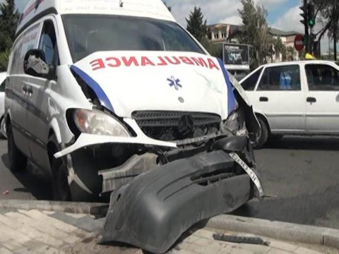 Təcili yardım maşını qəzaya düşdü - Xəstə öldü, həkimlər yaralandı