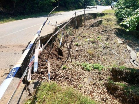 Lənkəranda torpaq sürüşməsi - 7 kəndi birləşdirən yol çökdü
