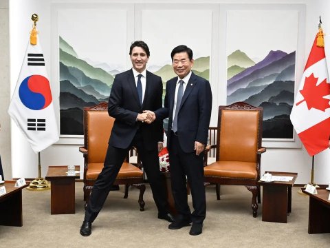 Baş nazirin bu görüntüləri tənqidlərə səbəb oldu - FOTO