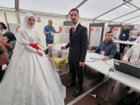 Bəy və gəlin paltarında səs verdilər - FOTOLAR