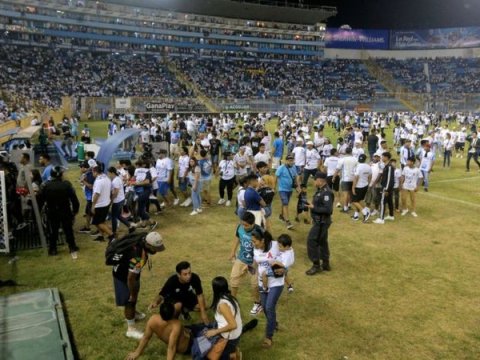 Futbol stadionunda izdiham - 12 ölü