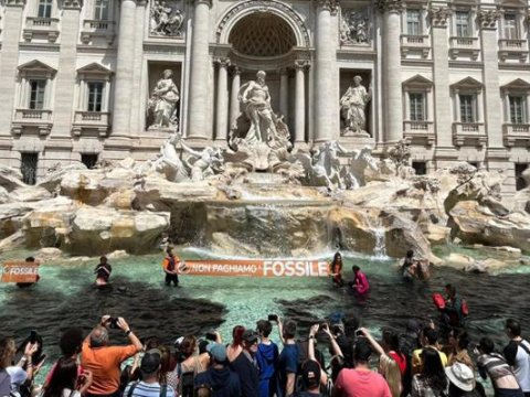 Ekofəallar məşhur fəvvarəni qara rəngə boyadı