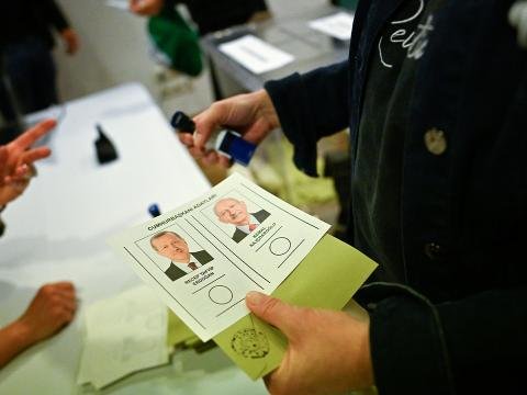 Türkiyə seçkiləri: Xaricdə səs verənlərin sayı 1 milyonu ötdü 