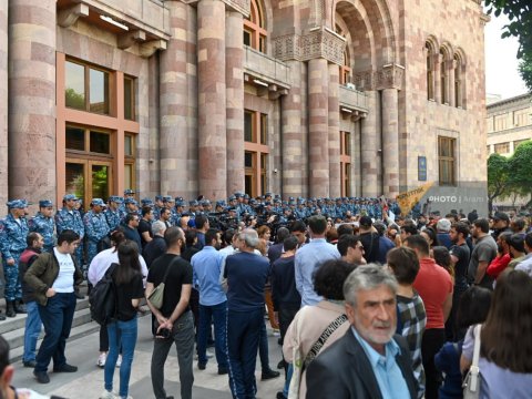 Paşinyanın oğluna görə tutulan qadına dəstək AKSİYASI
