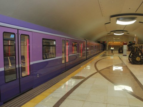 Metronun iki stansiyasında işıqlar söndü