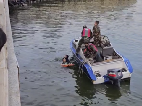 Qadın azyaşlı uşağı ilə birlikdə özünü dənizə atdı 