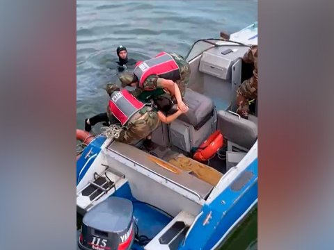 Özünü dənizə atan qadın belə xilas edildi - VİDEO