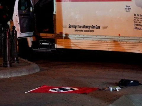 Ağ Evin qarşısında insident - Maşından nasist bayrağı çıxdı