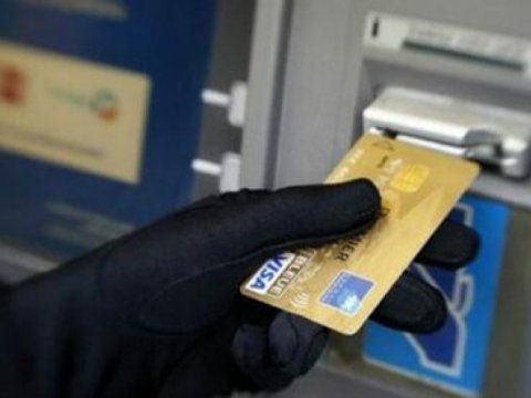 Bank kartından pul oğurlayanlar tutuldu