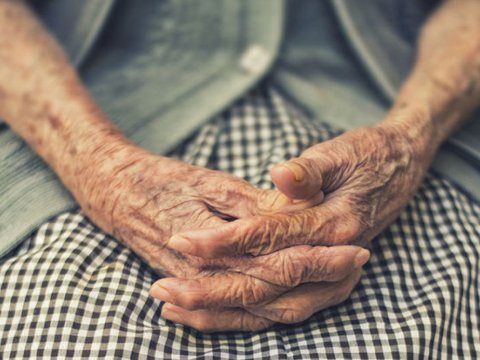 Maştağada oğurluq edən 65 yaşlı qadın tutuldu