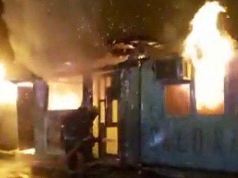 Paytaxtda bir-birinə bitişik obyektlər yandı - VİDEO