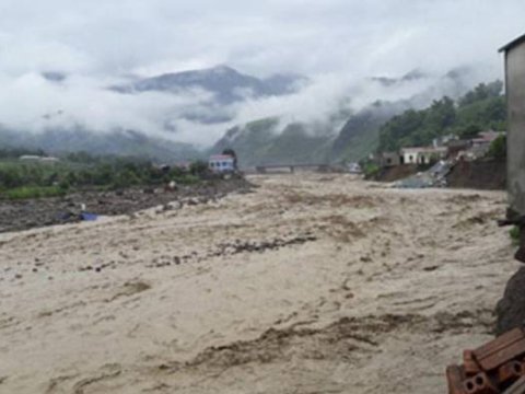 Üç nəfər çay axınından xilas edildi