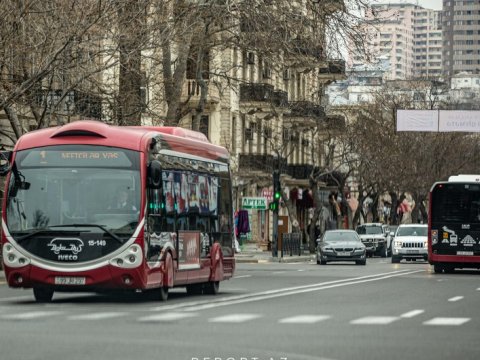 154 avtobus tıxacda qalıb