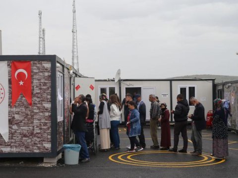 Zəlzələ bölgəsinin sakinləri II tur üçün səs verir