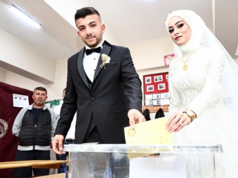 Toydan əvvəl seçkiyə getdilər